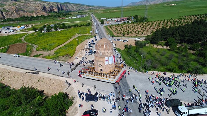 Batman'ın Hasankeyf ilçesinde inşa edilen Ilısu Barajı'nın tamamlanmasıyla su altında kalacak yaklaşık 550 yıllık Zeynel Bey Türbesi, Hasankeyf Yeni Kültürel Park Alanı'na taşındı. 