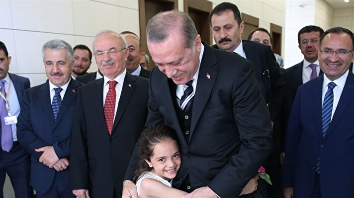 Bana ve ailesine kimliklerini bizzat Erdoğan takdim etti