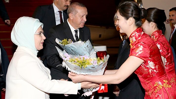 Cumhurbaşkanı Erdoğan'ı, özel uçak "CAN" ile TSİ 19.40'ta Pekin Başkent Uluslararası Havalimanı'na inişinde Türkiye'nin Pekin Büyükelçisi Ali Murat Ersoy, Çin Halk Cumhuriyeti Ankara Büyükelçisi Yu Hongyang ile öteki yetkililer karşıladı.