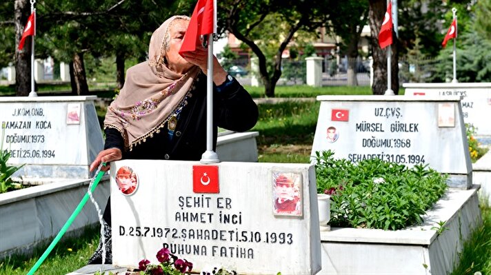 Şehit anneleri, Anneler Günü dolayısıyla çocuklarının mezarına ziyarette bulundu.​