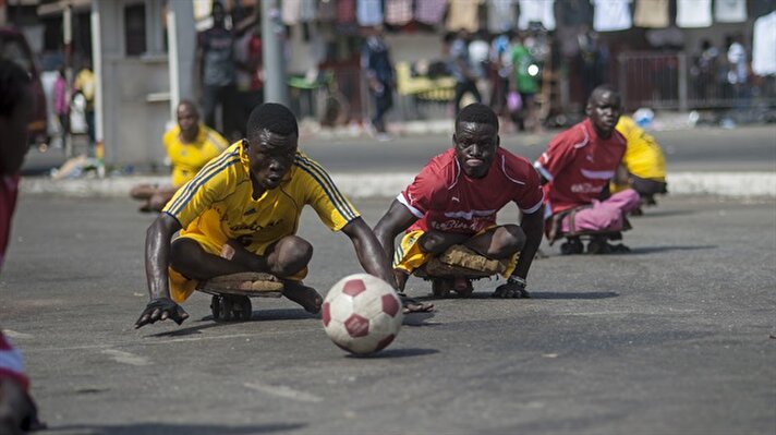 Çocuk felci geçirdikten sonra yürüme yetisini kaybeden Ganalı gençler, düzenledikleri futbol maçları ile hayata tutunuyor. 