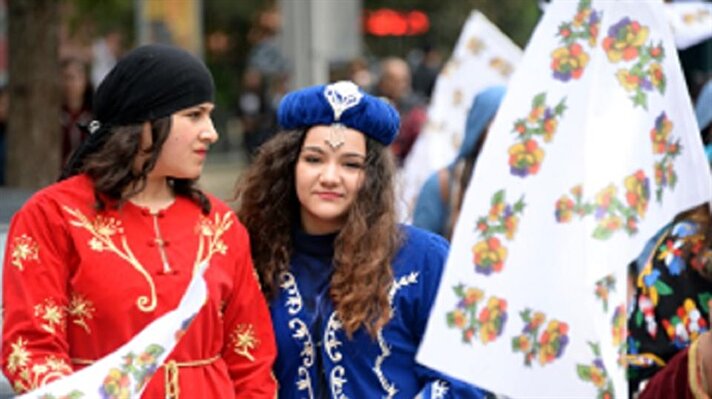أزياء تقليدية تركية من قماش أغطية الرأس
