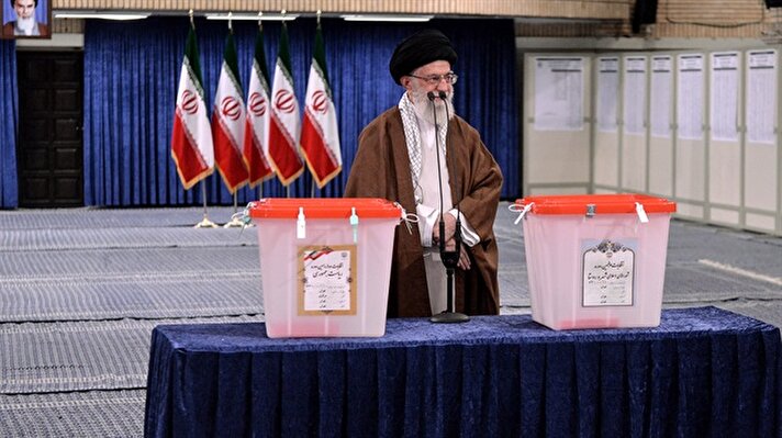 İran'da halk ülkenin yeni Cumhurbaşkanını seçmek için sandık başına gitti.