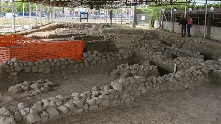 Bornova ilçesinde Yeşilova Höyüğü'ne bağlı yürütülen Yassıtepe kazılarında, 5 bin yıl öncesine dayanan Troya medeniyete ilişkin yapılar, 75-80 metrekarelik döneme göre "lüks" evlerden oluşan bir site ortaya çıkarıldı.
