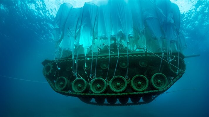 Turizme katkı sunması için TSK'dan temin edilen 45 tonluk tank, Güvercin Adası mevkisine götürülerek 20 metre derinliğe indirildi.


