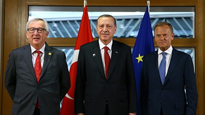 Cumhurbaşkanı Recep Tayyip Erdoğan, Brüksel'de AB Konseyi Başkanı Donald Tusk (sağda) ve AB Komisyonu Başkanı Jean-Claude Juncker (solda) ile bir araya geldi.
