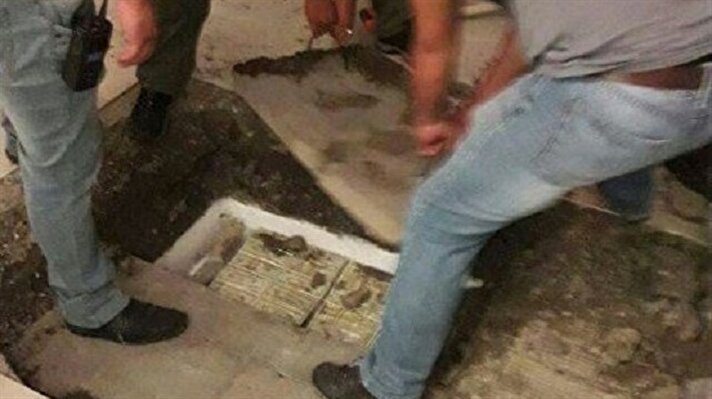 Ekvador'da bir apartmanın zeminini açan görevliler gözlerine inanamadı.