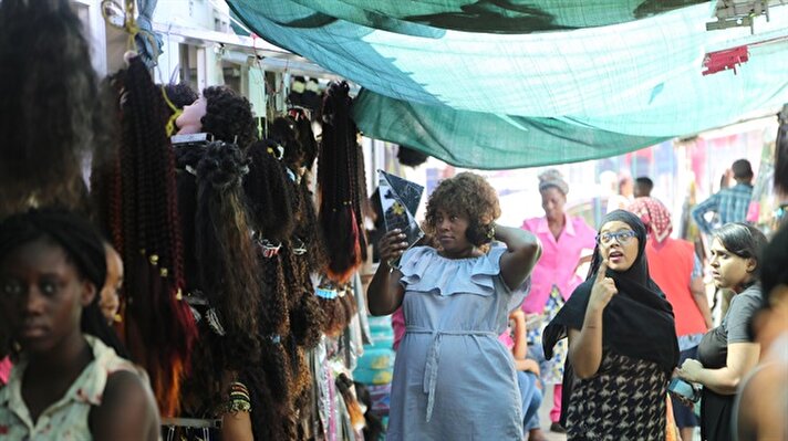 Afrikalı kadınların düz ve ince telli saçlara sahip olma tutkusu milyarlarca dolarlık büyük bir pazarın oluşmasını sağladı.