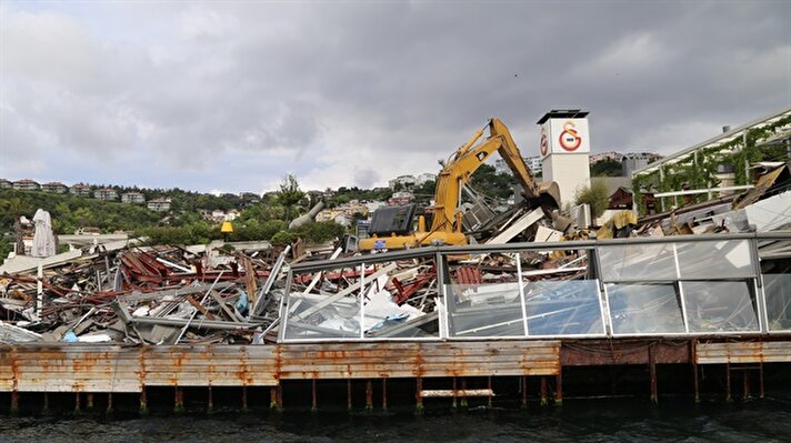 İstanbul Kuruçeşme'de bulunan Galatasaray Adası'ndaki bazı yapıların yıkımına başlandı.
