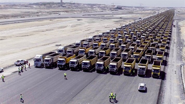 İstanbul Yeni Havalimanı'nda İstanbul'un fethinin 564. yılı onuruna bin 453 kamyonla özel tören düzenlendi.