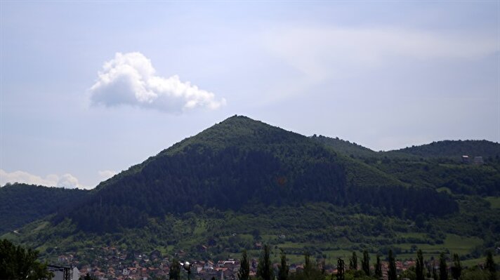 "Bosnalı İndiana Jones" olarak tanınan arkeolog Semir Osmanagic'in ortaya attığı ancak varlığı konusundaki tartışmaların yıllardır sürdüğü Bosna Piramitleri, bulundukları Visoko şehrine her yıl onbinlerce turist çekiyor.