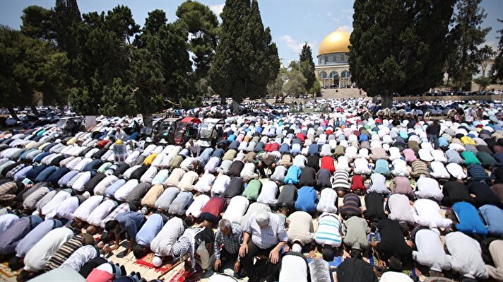 Ankara'da Ramazan ayının ilk Cuma namazı için, vatandaşlar Kocatepe Camisi'ne akın etti. 