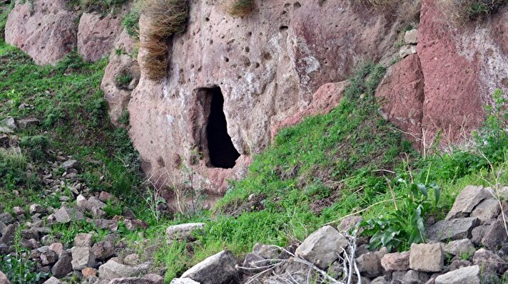 Kayseri'nin Gesi bölgesindeki mahalle sakinlerinin ve çobanların bölgede mağara olduğu ihbarı üzerine başlatılan çalışma sonucu 52 odalı bir yer altı şehri bulundu.