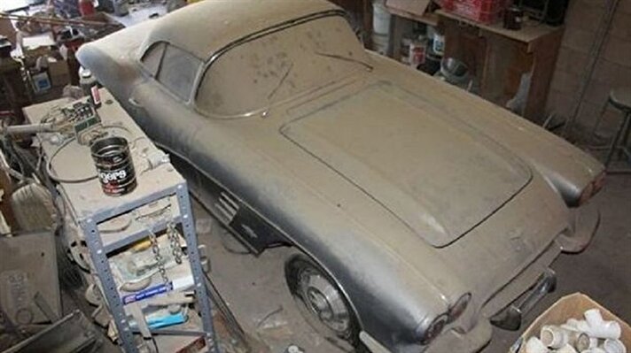 Amerika Birleşik Devletleri'nin eyaleti olan Nevada yakınlarında bir garajda keşfedilen 1961 yapımı Chevrolet Corvette C1, uzun yıldır tozlu bir şekilde orada bekliyordu.