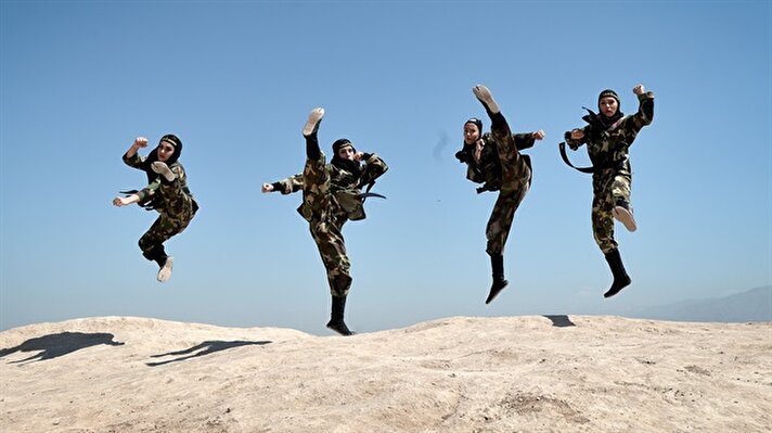 İran'da bir grup kadın kendilerini savunmak için uzakdoğu dövüş eğitimleri alıyor. 