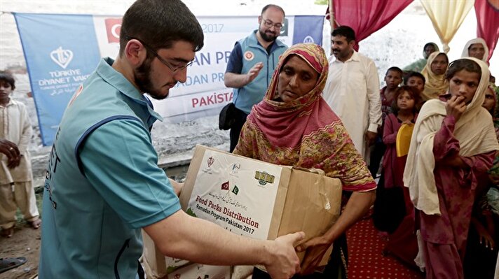 Türkiye Diyanet Vakfı (TDV), ramazan etkinlikleri kapsamında Pakistan'ın Pencap Eyaleti'nin Multan şehrinde ihtiyaç sahibi ailelere gıda yardımında bulundu. 