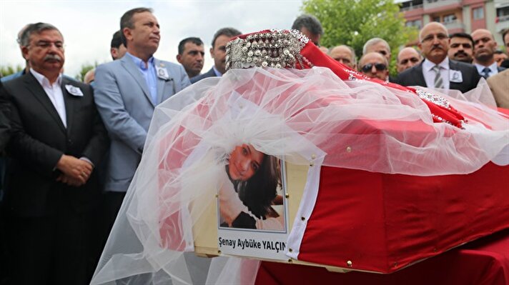 Batman'ın Kozluk ilçesinde PKK'lı teröristlerce gerçekleştirilen saldırıda şehit düşen 22 yaşındaki müzik öğretmeni Şenay Aybüke Yalçın için memleketi Çorum'un Osmancık ilçesinde cenaze töreni düzenlendi.