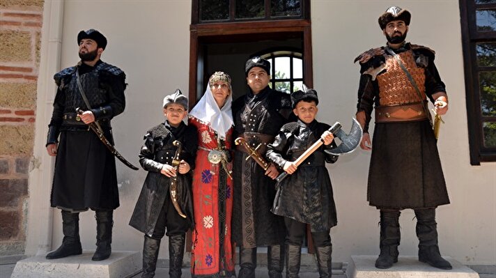 Osmanlı Devleti'nin kurucusu Osman Bey'in babası Ertuğrul Gazi'nin Bilecik'in Söğüt ilçesindeki türbesinde askerler tarafından ''saygı nöbeti'' tutulmaya başlanması, ziyaretçi sayısını katladı. 