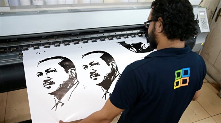 Katar halkı Cumhurbaşkanı Recep Tayyip Erdoğan ile Emirleri Şeyh Temim bin Hamad Al Sani'nin posterlerini yan yana arabalarının camlarına asarak ülkelerine karşı başlatılan abluka girişimine tepki gösteriyor.