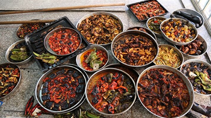 Birbirinden lezzetli yemekleri ve zengin mutfağıyla bilinen Şanlıurfa'da ramazan dolayısıyla hazırlanan yöreye özgü geleneksel lezzetler, iftar sofralarını süslüyor
