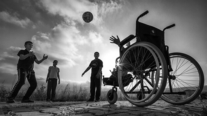  Kocaeli'nin Kandıra ilçesinde öğretmenlik yapan Leyla Emektar, spina bifida (ayrık veya açık omurga) hastası öğrencisi Sezer Yaşar'ın yaşama bakışın anlatmak amacıyla 3 yıl süreyle günlük hayatını fotoğrafladı.