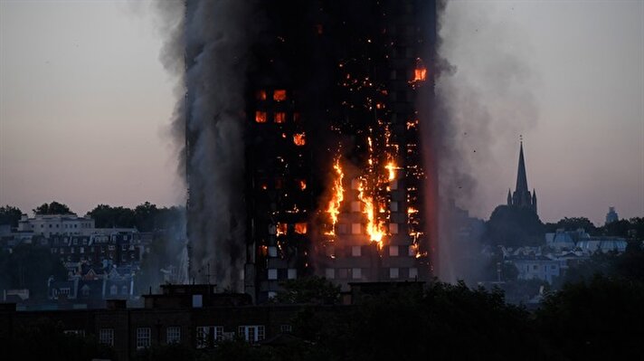 İngiltere'nin başkenti Londra'da 27 katlı bir apartmanın ikinci katında çıkan ve bütün binayı saran alevlerin söndürülmesine çalışılıyor.