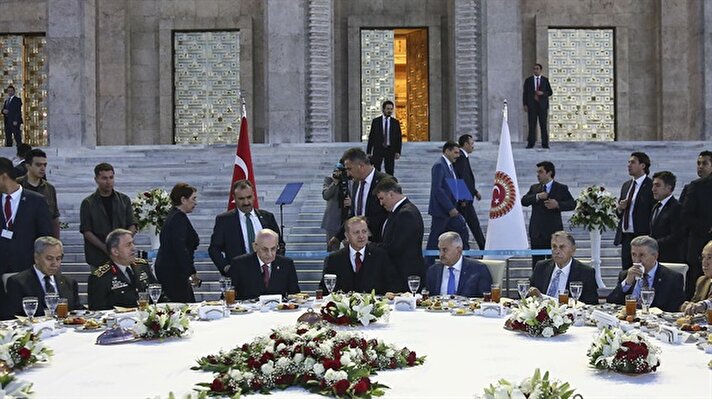 Cumhurbaşkanı Recep Tayyip Erdoğan TBMM Başkanı İsmail Kahraman'ın Meclis tören alanında, eski ve bu dönem görev yapan milletvekillerine verdiği iftar programına katıldı.  