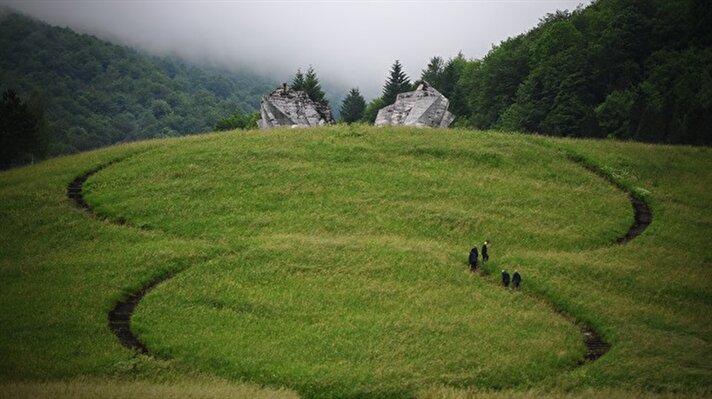 Bosna Hersek'in en eski milli parklarından biri olan Sutjeska, yeşilin binbir tonunu yansıtan ormanlarıyla dikkat çekiyor. 