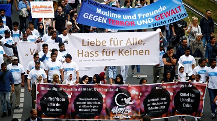 Müslümanlardan Köln'de barış yürüyüşü