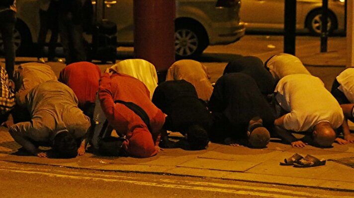 Londra'da teravih sonrası saldırının ardından bir grup Müslüman saldırıya uğrayan cami yakınlarında namaz kıldı.