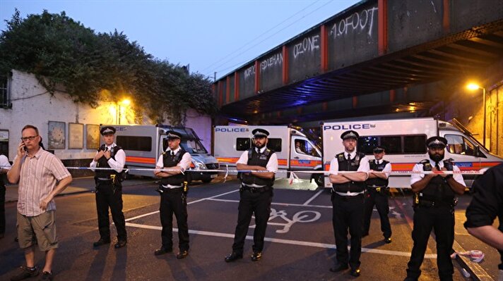 Vehicle mows down Muslim worshippers in London
