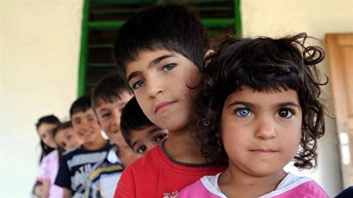 أسرة تركية تباين لون أعينهم بين اللونين الأزرق والبني
