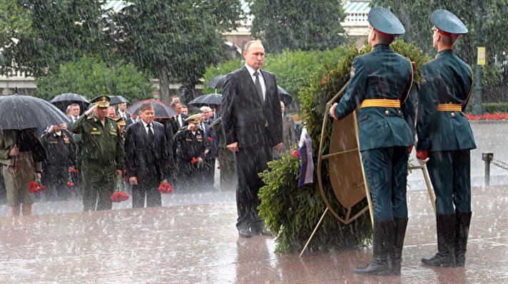 Rusya Devlet Başkanı Vladimir Putin ülkesinin İkinci Dünya Savaşı'na girişinin yıldönümü dolasıyla düzenlenen törende aniden bastıran yaz yağmurunun azizliğine uğradı.