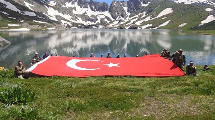 İkiyaka Dağları'nda dev Türk bayrağı dalgalandı