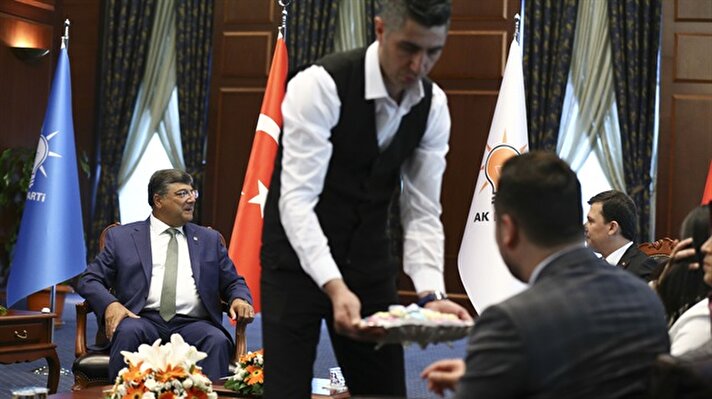 AK Parti'yi ilk olarak CHP Genel Sekreteri Kamil Okyay Sındır başkanlığındaki heyet ziyaret etti.
