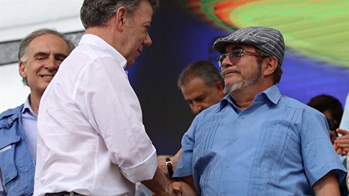 Colombian President Juan Manuel Santos (L), Head of the UN Mission to Colombia, Jean Arnault (not seen), FARC rebel commander-in-chief leader Rodrigo Londono (R) attend the ceremony of the final act of disarmament of FARC, at La Guajira in Mesetas, Colombia on June 28, 2017.