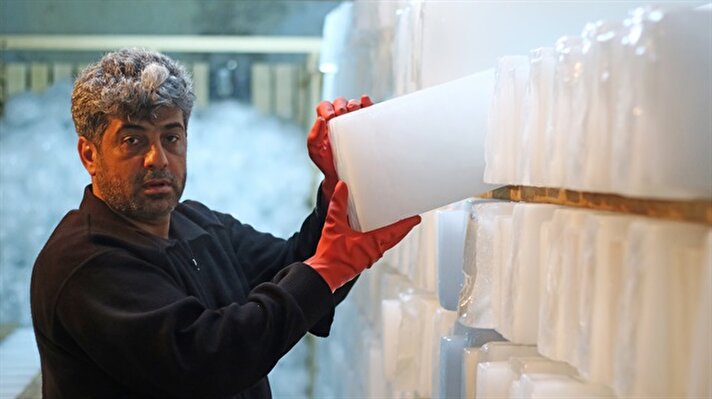 Kuzey Afrika üzerinden gelen sıcak hava dalgasının etkisini yoğun olarak hissettirdiği Adana'da hizmet veren buz fabrikası, üretimini iki katına çıkararak talebe yetişmeye çalışıyor.