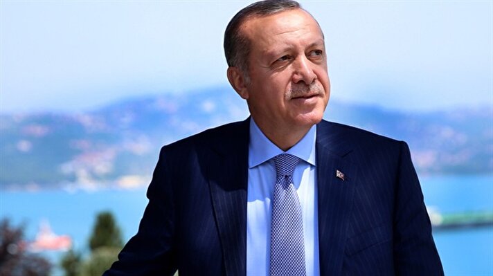 Cumhurbaşkanı Erdoğan resmi Instagram ve Facebook hesaplarından özel fotoğraflar paylaştı. Cumhurbaşkanlığı Tarabya Yerleşkesinde İstanbul Boğazı manzarası eşliğinde çekilen fotoğraflar, Instagram ve Facebook üzerinden binlerce beğeni ve yorum aldı.
