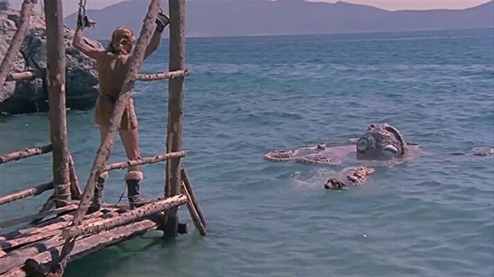 "Tarkan Viking Kanı" filminde denizin içinde çekilen sahneler İzmir'de bir otelin havuzunda çekilmiştir.