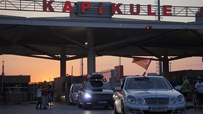 Yurt dışında yaşayan Türk vatandaşları, ana vatana gelişlerinde Kapıkule Sınır Kapısı'nda Türk bayraklarıyla karşılandı.