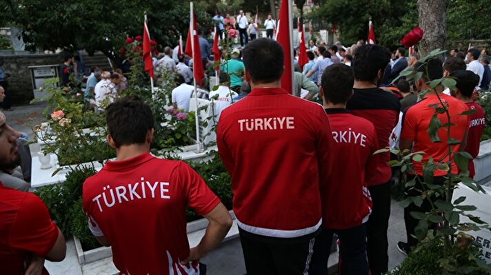"15 Temmuz Demokrasi ve Milli Birlik Günü" etkinlikleri kapsamında Bursa'daki tarihi Ulu Camii'nde sabah namazını kılan vatandaşlar Pınarbaşı Şehitliğine yürüdü.
