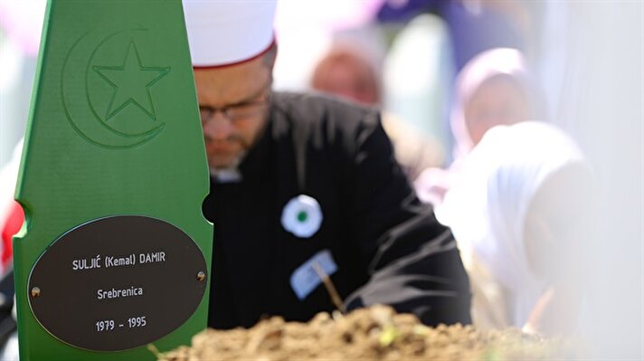 Avrupa'da, İkinci Dünya Savaşı'nın ardından yaşanan en büyük insanlık trajedisi olarak nitelendirilen Srebrenitsa soykırımında katledilenlerden 71 kurbanın cenazesi, kılınan namazın ardından Potoçari Anıt Mezarlığı'nda toprağa verildi. 