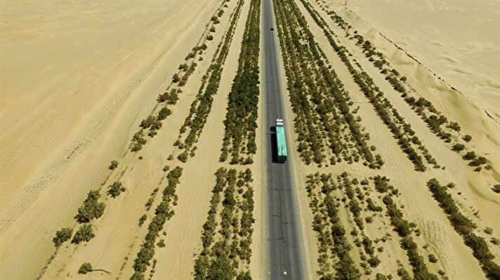 Doğu Türkistan'da bulunan dünyanın en büyük ikinci çölü olan Taklamakan Çölü'nü baştan aşağı geçen Tarim Çöl Otobanı dünyanın en uzun yeşil duvarıyla korunuyor. 
