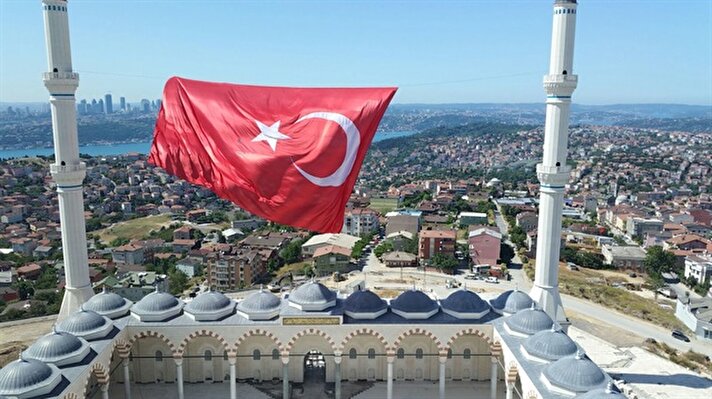 Çamlıca Camisi'ne, 15 Temmuz Demokrasi ve Milli Birlik Günü dolayısıyla 1453 metrekarelik Türk bayrağı asıldı.