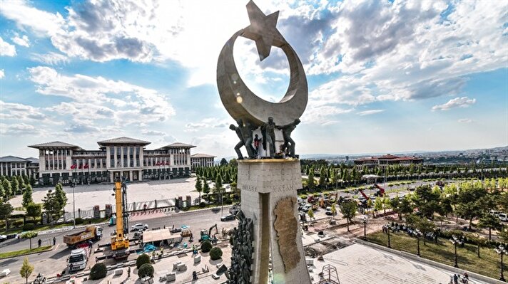 Ankara Büyükşehir Belediye Başkanı Melih Gökçek, Beştepe'deki Cumhurbaşkanlığı Külliyesi'nin ana giriş kapısının karşısına yapılan "15 Temmuz Şehitler Anıtı"nın, 24 günde tamamlandığını belirterek, açılışın yarın sabah namazı sonrası yapılacağını bildirdi. 