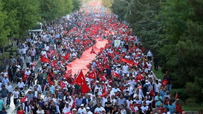 Diyarbakır’da 15 Temmuz darbe girişiminin yıl dönümü dolayısıyla düzenlenen yürüyüşe on binlerce kişi katıldı. 250 metrelik Türk bayrağının taşındığı yürüyüşte kahrolsun PKK, şehitler ölmez vatan bölünmez sloganları atıldı.