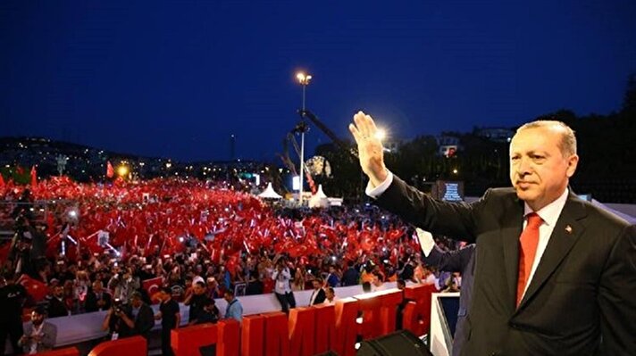 Başkomutan Erdoğan FETÖ'cü hainlere karşı destansı mücadelenin verildiği 15 Temmuz Şehitler Köprüsü'ne geldi.
