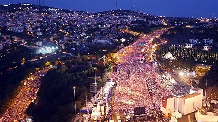 15 Temmuz Demokrasi ve Milli Birlik Günü törenlerinin yapılacağı 15 Temmuz Şehitler Köprüsü’ne vatandaşlar akın ediyor. Türk bayraklarıyla köprüye yürüyen vatandaşlar havadan görüntülendi.