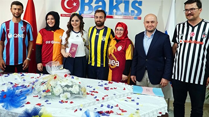 Tekirdağ'ın Çerkezköy ilçesinde evlenen gazeteci genç çift, nikah törenine gelin ve damatlık yerine gönül verdikleri Fenerbahçe'nin formasıyla katıldı.