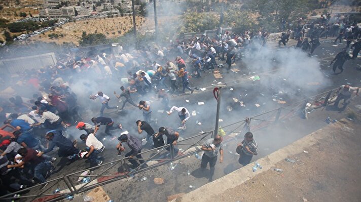 Israeli security forces attack Palestinians with tear gas